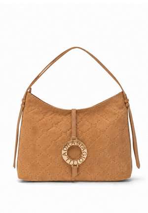 Borsa trapuntata color cuoio con motivo a rilievo, tracolla singola e anello decorativo rotondo in tono oro al centro frontale.