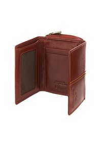 Portafoglio in pelle marrone con due scomparti, svariate fessure per carte e una finestra trasparente per l'ID. Chiusura con zip e dettagli di cucitura a contrasto.