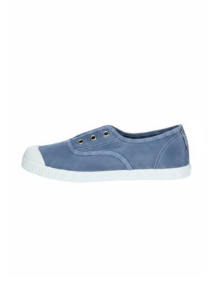 Sneaker slip-on in tela blu con punta e suola in gomma bianca, con occhielli metallici e dettagli di cuciture sul lato.