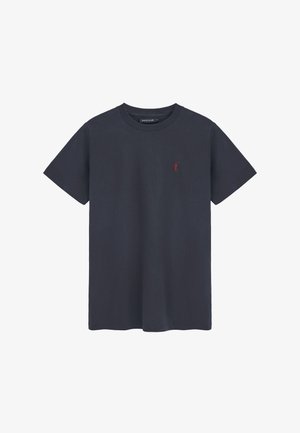 T-shirt in cotone blu navy con maniche corte, colletto tondo e accento rosso del logo nella zona sinistra del petto. Tessuto morbido, vestibilità standard.