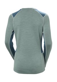 Koszulka z długim rękawem o teksturowanym, jasnoniebieskim korpusie i ciemnoniebieskimi rękawami raglanowymi. Posiada szwy flatlock oraz okrągły dekolt.