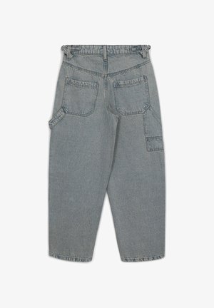 Dżinsy w jasnoniebieskim odcieniu z wyblakłym wykończeniem i luźnym krojem. Posiadają dwie tylne kieszenie oraz kieszeń boczną na lewej nodze. Szczegół z elastycznym paskiem.