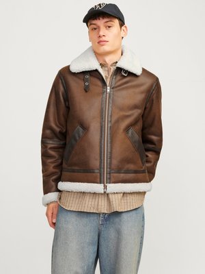 Jack & Jones JORCOLE AVIATOR JACKET - Casaco de pele sintética - chocolate brown