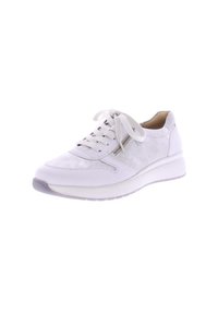 Witte sneaker met een combinatie van glad en gestructureerd suede, vetersluiting, rubberen zool en een zijrits detail voor gemakkelijke toegang.