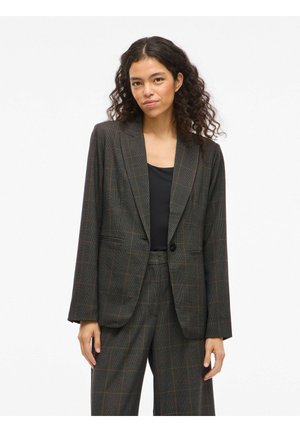 Blazer à carreaux gris et marron avec un seul bouton, des revers crantés et une texture lisse. Porté par-dessus un haut noir et un pantalon assorti.