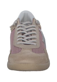 Sneaker with a pink and beige upper, featuring a textured fabric and suede sections. Silver laces and accents complement the design.