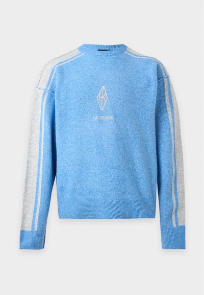 Pull bleu col rond avec des rayures gris clair sur les manches et un logo géométrique blanc avec texte centré sur la poitrine.
