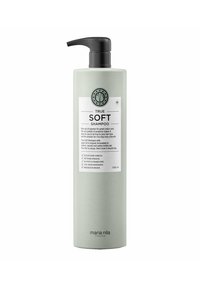 Groene plastic fles met een zwarte pomp, gelabeld "True Soft Shampoo." Bevat een circulair logo, witte tekst en opsommingstekens. 1000 ml.