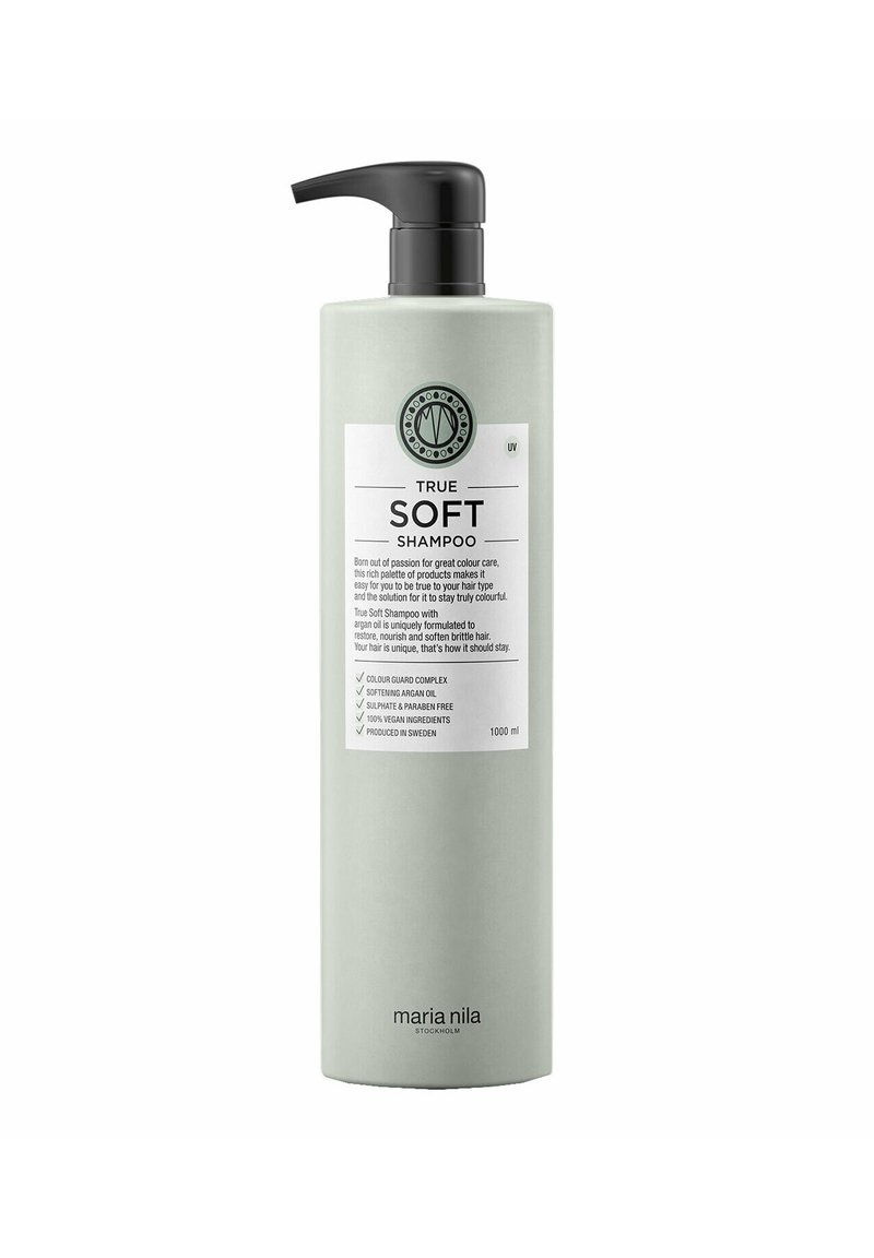 Groene plastic fles met een zwarte pomp, gelabeld "True Soft Shampoo." Bevat een circulair logo, witte tekst en opsommingstekens. 1000 ml.