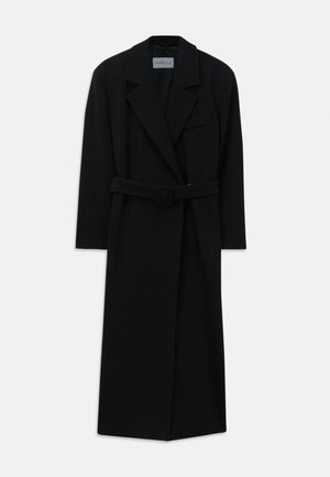 Cappotto nero con cintura, ampi rever e maniche lunghe. Presenta una tasca singola sul petto e una silhouette dritta. Texture liscia.