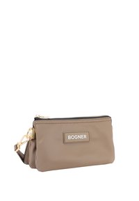 Pochette in nylon beige con zip dorata, dotata di una patch con logo in argento e una tracolla a clip rimovibile per opzioni di trasporto versatili.