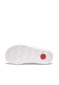 Witte rubberen sneakerzool met een gestructureerd patroon en een rood circulair logo op de hiel. Het ontwerp heeft een golfachtige profiel voor grip.