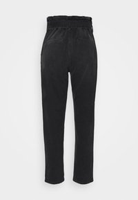 Pantalons en denim noir avec une taille haute, un dos élastiqué et deux poches arrière. Le tissu a une texture lisse et un design à jambes droites.