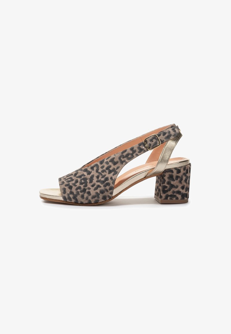 Leopardenmuster Slingback-Absätze mit einem oberen Teil aus beigem Wildleder, metallischen goldenen Akzenten, offener Zehenpartie und einem Blockabsatz-Design.