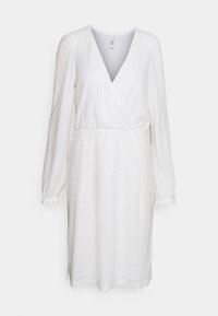 Vestido branco com decote em V, mangas longas e um tecido texturizado com um padrão sutil. A cintura é ajustada; as mangas têm punhos volumosos.