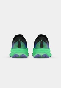 Des chaussures de course noires, vertes et bleues avec une tige texturée, une semelle intermédiaire rembourrée et une semelle extérieure texturée avec des accents violets.