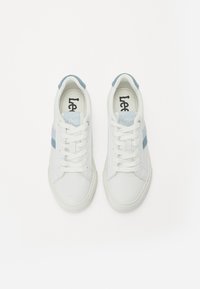 Zapatillas blancas con detalles y rayas en azules claros, diseño de cordones, lengüeta acolchada y suelas de goma texturizadas. Logo de Lee en la lengüeta.