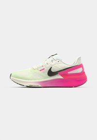 Chaussure de course avec une tige en mesh léger de couleur blanche et vert pastel, dotée d'un accent rose au niveau du talon et d'un logo swoosh noir.