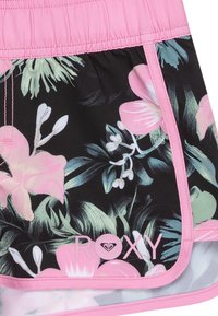 Bloemen zwemshorts met een zwarte achtergrond, voorzien van heldere roze en groene bloemenpatronen. Elastische roze tailleband met logodetail.