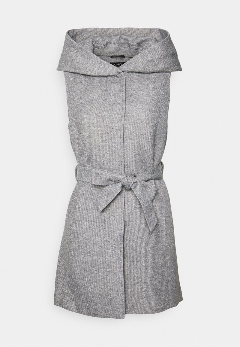 Gilet sans manches en laine grise avec large col et ceinture nouée à l'avant, longueur genou, présenté sur fond blanc.