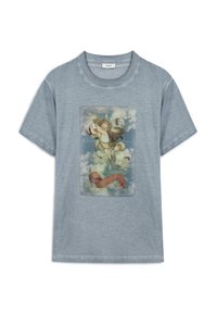 Camiseta de algodón azul claro con un estampado gráfico central de un ángel rodeado de nubes y una cinta con texto. Manga corta, cuello redondo.