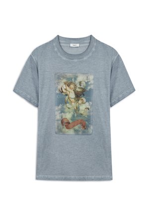 Hellblaues Baumwoll-T-Shirt mit einem zentralen Grafikdruck eines Engels, umgeben von Wolken und einem Band mit Text. Kurze Ärmel, Rundhalsausschnitt.