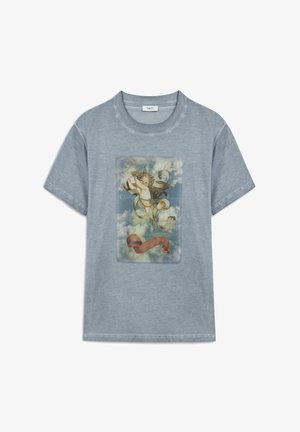 Hellblaues Baumwoll-T-Shirt mit einem zentralen Grafikdruck eines Engels, umgeben von Wolken und einem Band mit Text. Kurze Ärmel, Rundhalsausschnitt.