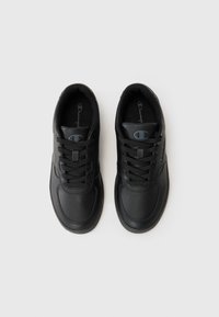 Chaussures de sport noires avec une tige en cuir lisse, des accents texturés, un renfort à l'avant et un design classique à lacets.