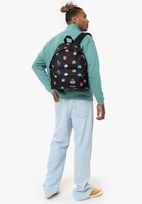 Eastpak PADDED PAK'R - Dagryggsäck - looney tunes black