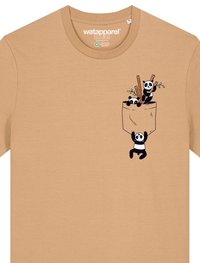 Beige katoenen t-shirt met zwarte panda-afbeeldingen in een zakdesign, met extra panda's en bamboe-details.