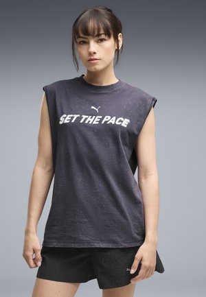 Puma, RUN CULTURE COLLECTIVE RELAXED WASHED GRAPHIC ÄRMELLOSES T-SHIRT - T-shirt imprimé - inky depths