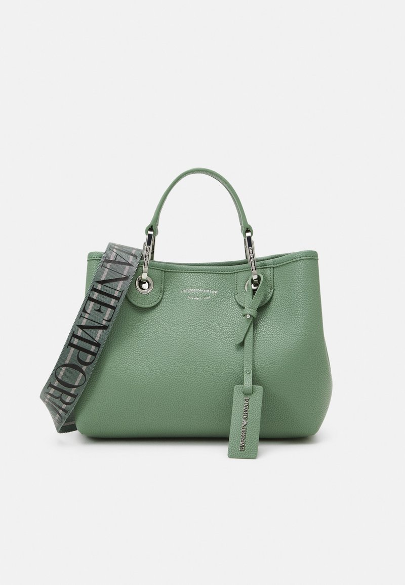 Zielona torba na ramię z fakturowanej skóry z dwoma górnymi uchwytami, srebrnymi okuciami oraz wzorzystym odpinanym paskiem. Posiada oznaczoną metkę bagażową.