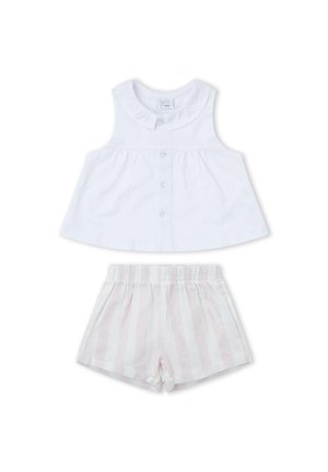 Camiseta blanca sin mangas para bebé con botones en la parte delantera y cuello con volantes combinada con pantalones cortos de cintura elástica a rayas en rosa claro y blanco.