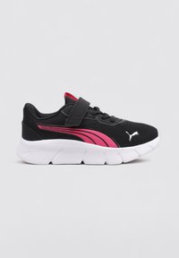 Chaussure de sport noire avec tige en mesh, accents roses et bande Velcro. Semelle blanche épaisse avec un motif texturé. Conception légère et flexible.