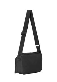 Una borsa a spalla nera con una tracolla regolabile e una tasca frontale con zip, che presenta un design elegante e minimalista.