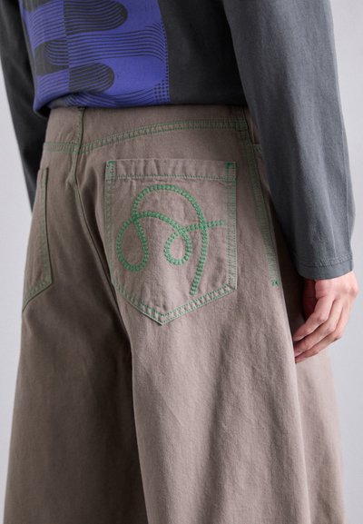 Henrik Vibskov DART PANTS - Relaxed fit jeans - walnut