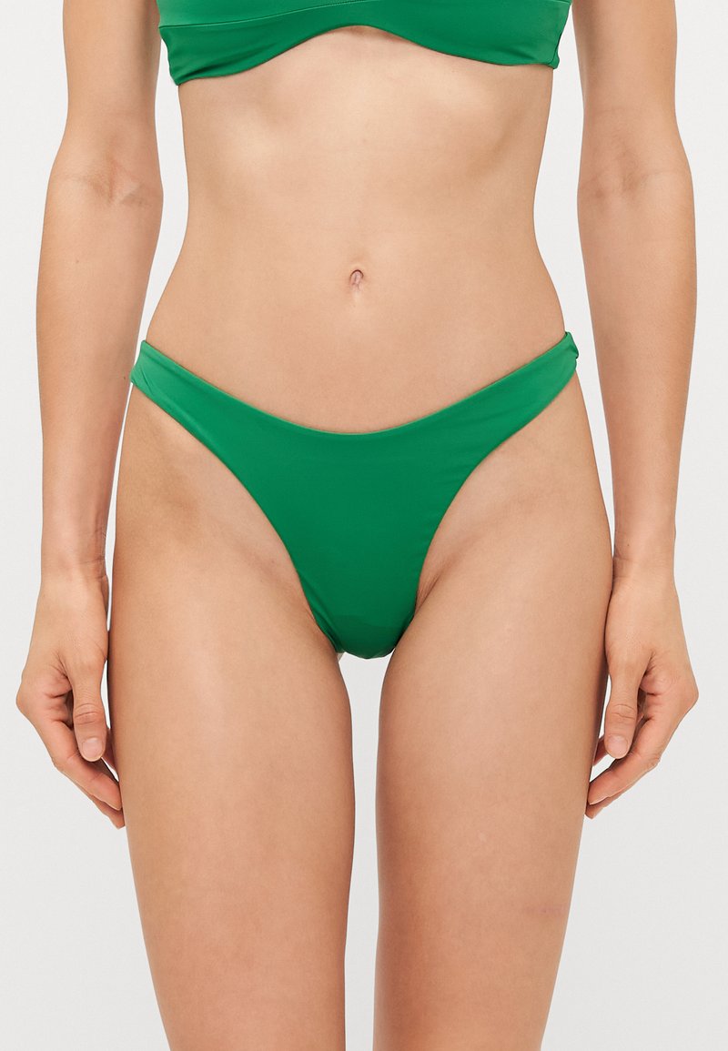 Set de bikini verde, cu top bandeau și slip cu tăietură înaltă. Material neted, elastic, acoperire minimă, fără modele sau accente din metal.