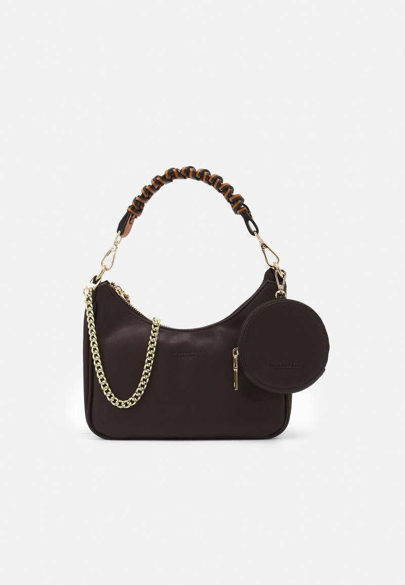 Petit sac à main marron foncé avec une poignée froncée, des détails en chaîne dorée et une pochette à pièces ronde attachée sur fond blanc.