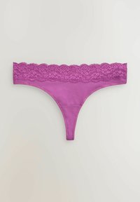 Paars tengeltje met een brede kanten tailleband, een gladde elastische stof en een ontwerp met minimale dekking, met nadruk op comfort en pasvorm.