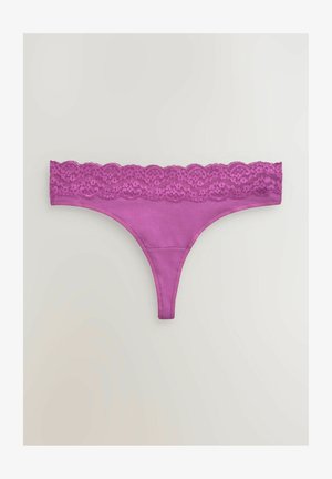 Fialové tanga s širokým krajkovým pasem, hladkým elastickým tělem a designem s minimálním krytím, který zdůrazňuje pohodlí a střih.