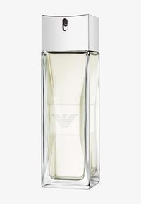 Gennemsigtig rektangulær parfume flaske med lysegult indhold og sølvspraytop, med en svag ørn-logo på fronten.