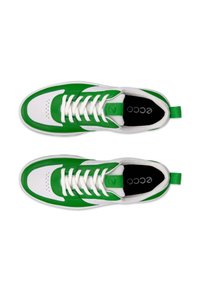 Gröna och vita sneakers med en slät läderfinish, som har en vadderad tunga, perforerat tåskydd och en kontrasterande logotyp på innersulan.