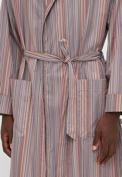 Robe rayée en tissu doux, avec des lignes verticales multicolores, une ceinture à nouer à la taille et deux poches avant. Col classique et coupe décontractée.