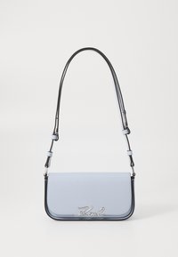 Světle modrá obdélníková kabelka přes rameno s nastavitelným popruhem a stříbrným detailem loga "Karl" na přední klopě.