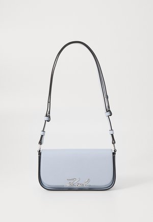 Světle modrá obdélníková kabelka přes rameno s nastavitelným popruhem a stříbrným detailem loga "Karl" na přední klopě.