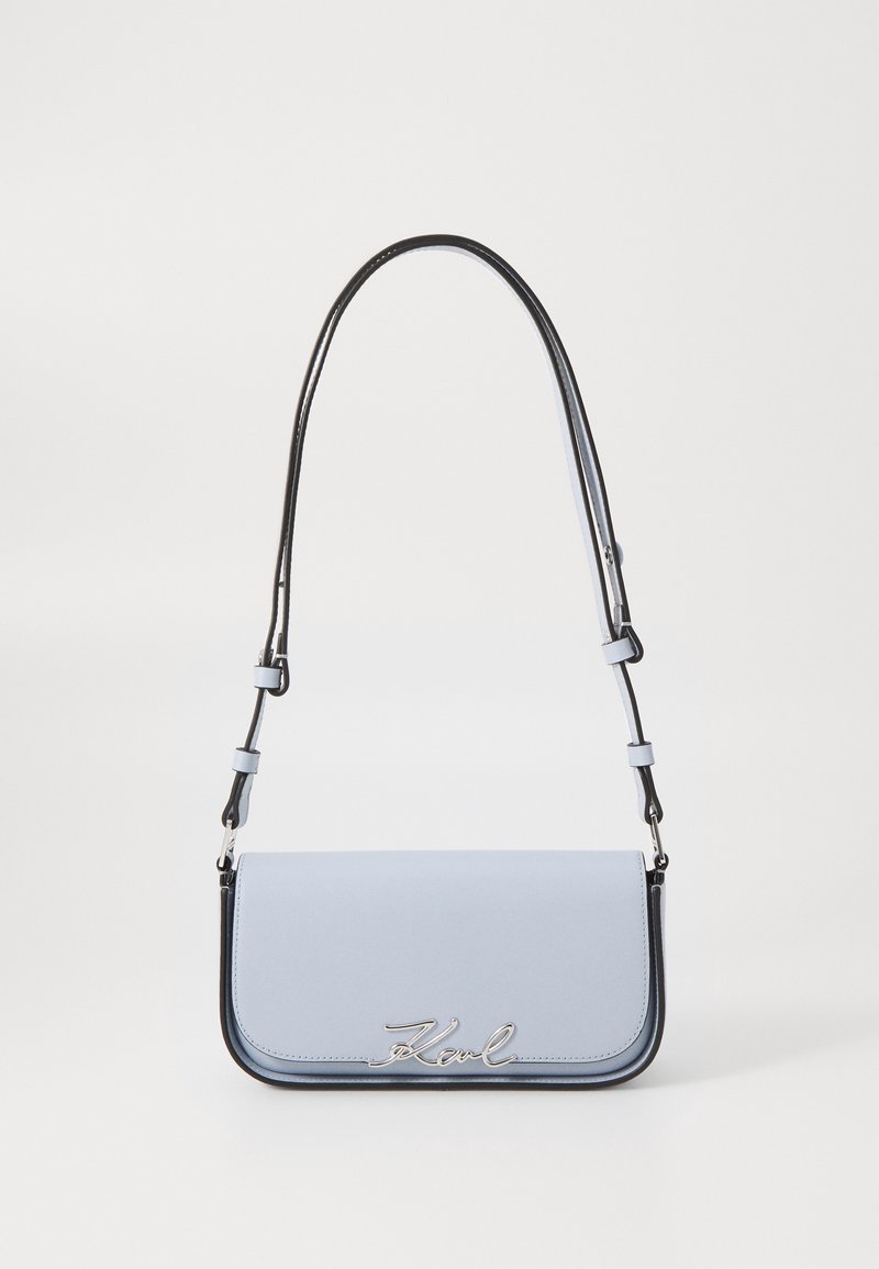 Světle modrá obdélníková kabelka přes rameno s nastavitelným popruhem a stříbrným detailem loga "Karl" na přední klopě.