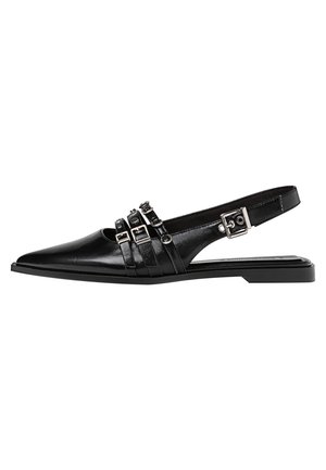 Zapato plano negro de punta puntiaguda con tres correas decorativas con hebillas en la parte delantera y una hebilla en el talón.