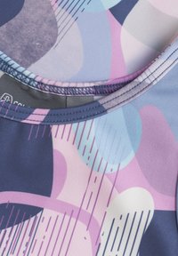 Mångfärgad sporttopp med en mjuk tygkvalitet som har ett geometriskt mönster av cirklar och linjer i nyanser av blått, rosa och lila.