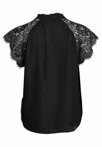 Sort bluse med korte ærmer, der har en blondertrim og en rynket halsudskæring. Stoffet er let og har en løs pasform.