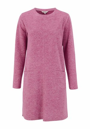 Rosa stickad klänning med långa ärmar, rund halsringning, två framfickor och strukturerad tyg. Har en rak passform och sidoklyftor.